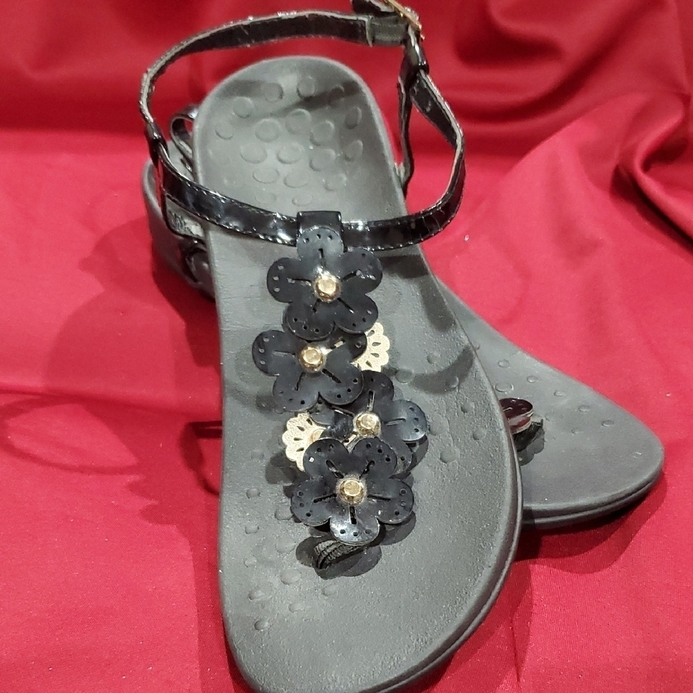Vionic Black Julie Sandals with Floral T-Strap Design